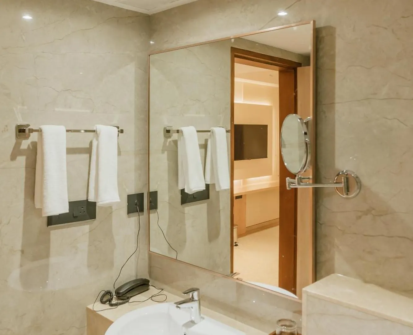 Loft Business Hotel Kochi 4*,  الهند