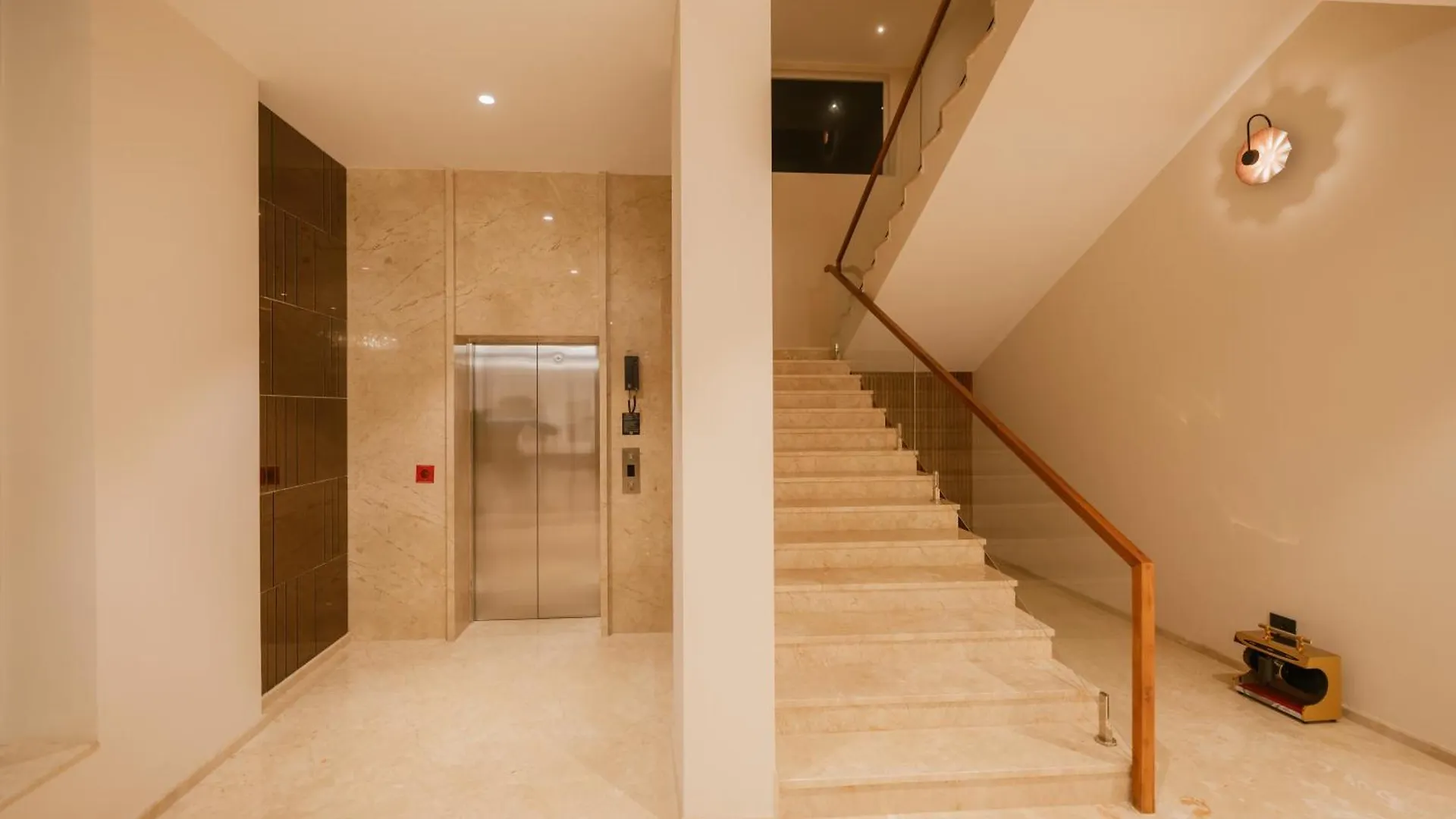 Loft Business Hotel Kochi الهند